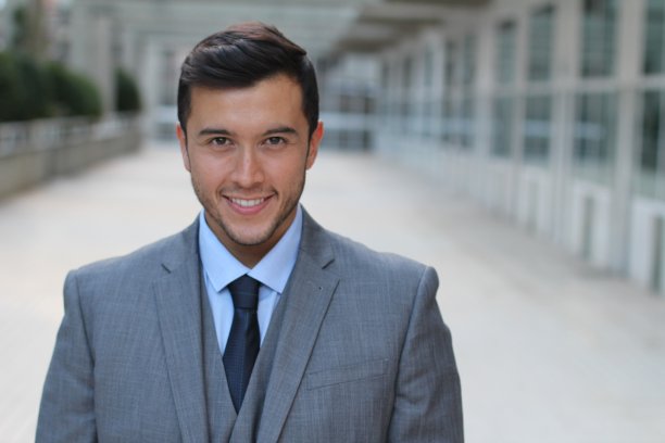 年轻的混血企业家与copyspace隔离图片下载