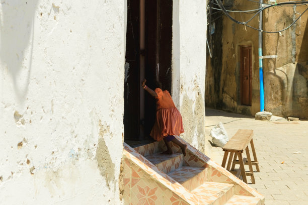 坦桑尼亚桑给巴尔岛石城的老房子图片下载