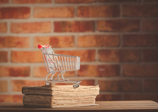 超市手推车和旧书图片下载