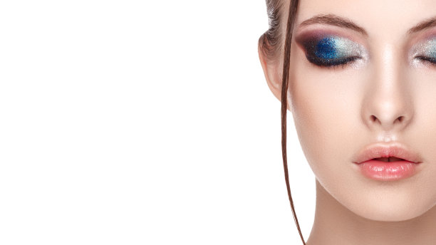 近半脸肖像的女孩完美的新鲜干净的皮肤，年轻的模特美丽迷人的化妆，湿润的效果在她的脸和身体，眼睛闭上，复制空间，你的文字这里，正面视图图片下载