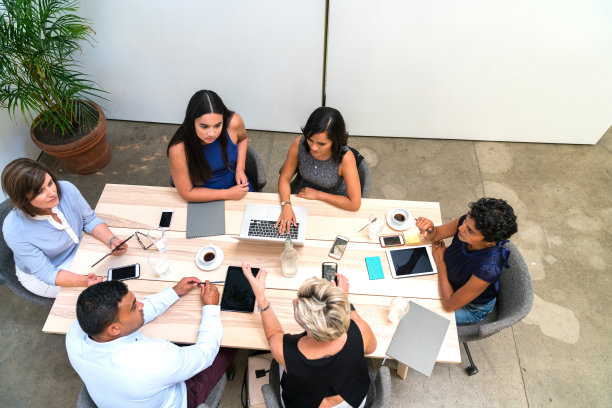 一群员工围坐在桌子旁做出决定图片下载