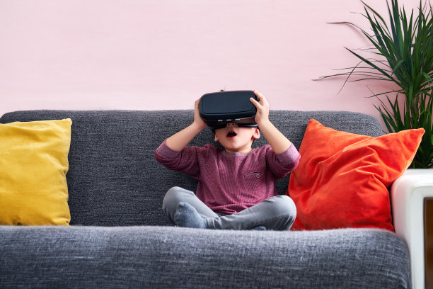 4-5岁可爱的孩子戴着虚拟现实眼镜。图片下载