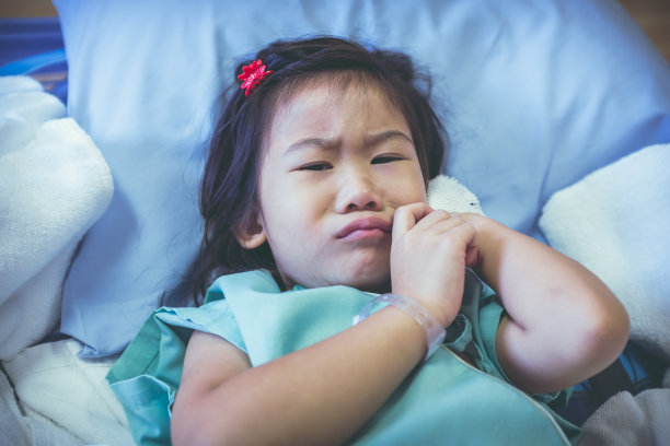 生病的亚洲小孩用生理盐水静脉注射。复古的基调。图片下载