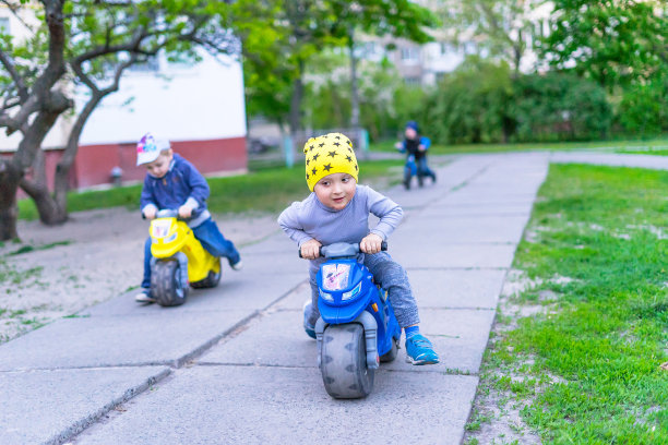 两个活泼有趣的小男孩在温暖的夏日骑自行车。农村。积极的休闲和运动的孩子。有趣可爱的孩子度假和享受夏天。图片下载