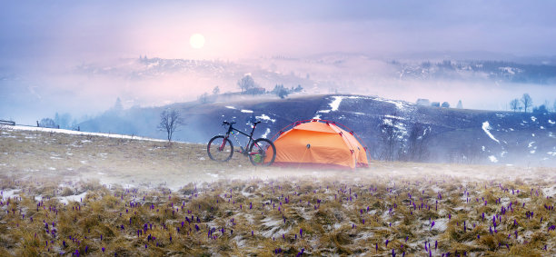 春天和冬天之间的徒步旅行图片下载