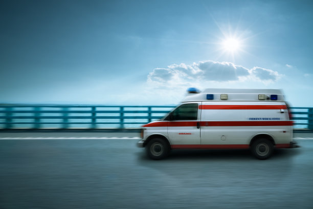 公路桥上的救护车图片下载