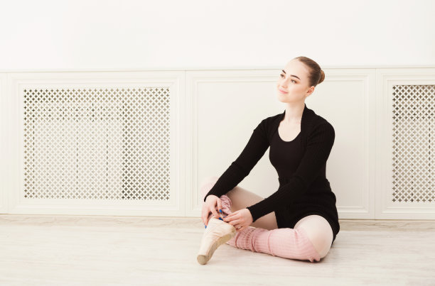 芭蕾舞者穿着绑腿特写图片下载