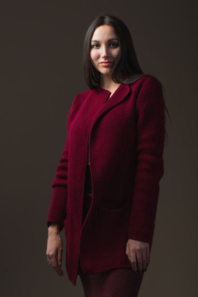 女人的红色开襟羊毛衫图片下载