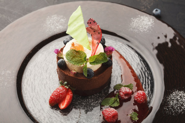 独家慕斯甜品在餐厅供应图片下载