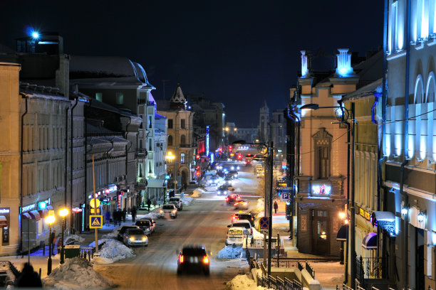 俄罗斯鞑靼斯坦喀山——2017年12月7日。车尔尼雪夫斯基的街道。冬季城市傍晚景观。图片下载