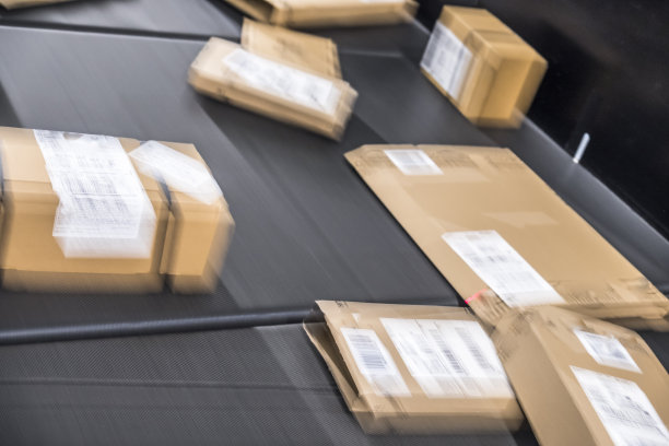 传送带上有大量的包裹图片下载