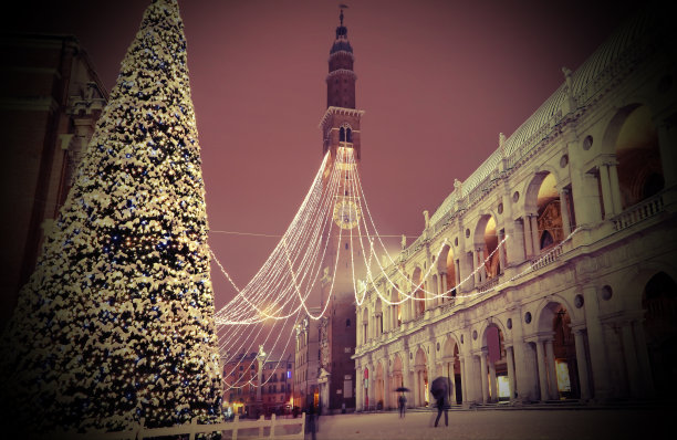 意大利的维琴察，主广场上白雪覆盖，最著名的纪念碑是帕拉第亚纳大教堂图片下载