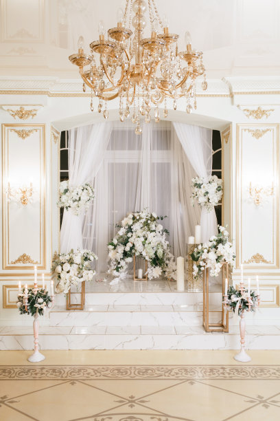 圣诞节的夜晚。带有白色楼梯的经典公寓图片下载