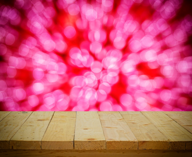 木质桌面的抽象粉色散景灯在蓝色红色的背景-可以用来显示或蒙太奇的产品图片下载