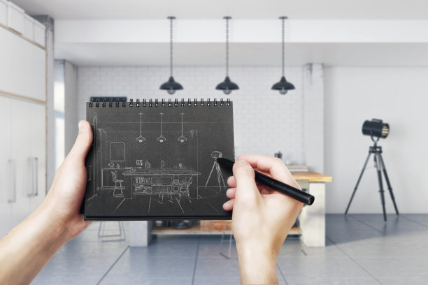 手里拿着一个写着厨房素描的记事本图片下载