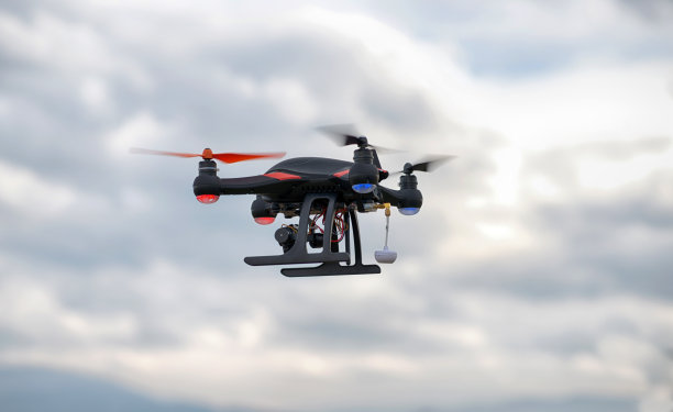 无人机在蓝天中盘旋图片下载