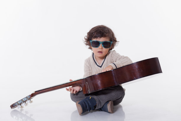 小男孩弹奏古典木吉他图片下载