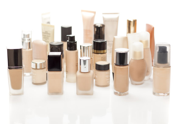 不同瓶子的粉底液白色背景图片下载