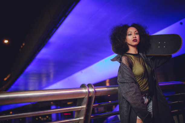 带着滑板的年轻女子图片下载