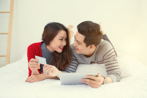 亚洲年轻夫妇在家网上购物图片下载