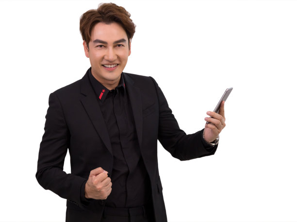 肖像商人微笑着拿着手机图片下载