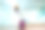 年轻女子在机场候机室等候飞机。素材图片