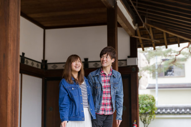 日本年轻夫妇在寺庙约会图片下载