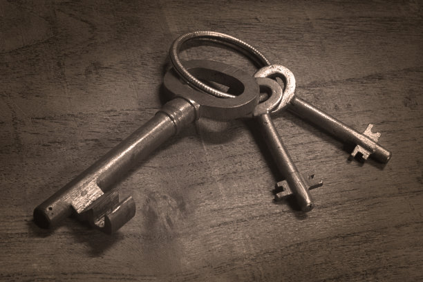 木桌上的老式钥匙图片下载