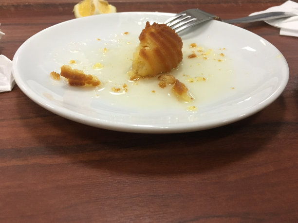 桌上盘子里食物的特写镜头图片下载