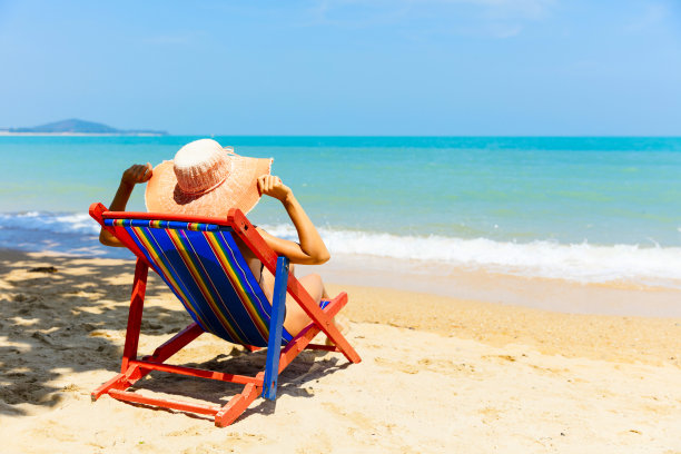 在热带海滩晒太阳的女人图片下载