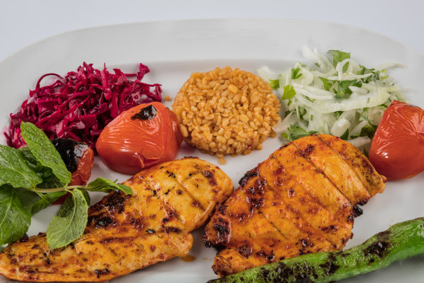 新鲜的烤鸡肉串放在白浅盘上图片下载