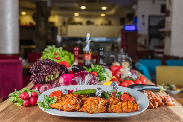 新鲜的烤鸡肉串放在白浅盘上图片下载