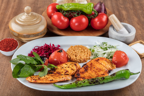 新鲜的烤鸡肉串放在白浅盘上图片下载