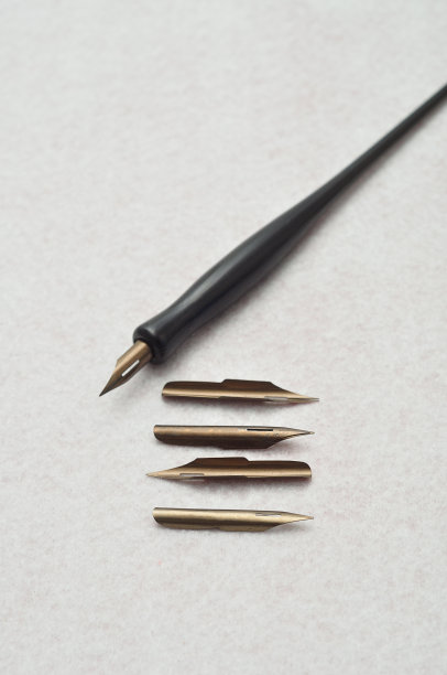 一支不同笔尖的老式钢笔图片下载