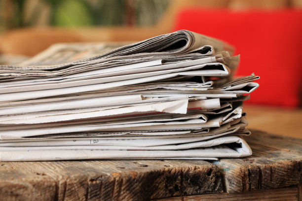 旧报纸放在木桌上图片下载