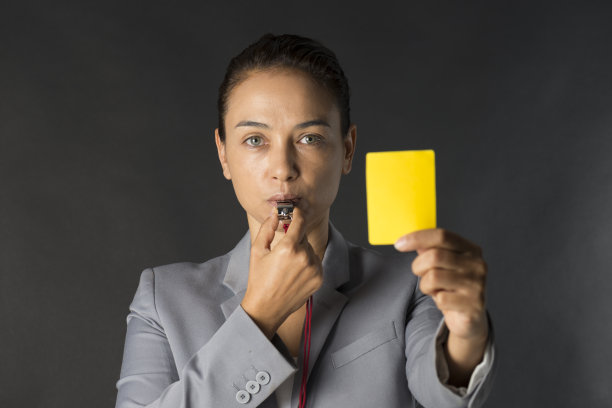拿着黄牌，吹着哨子的女商人图片下载