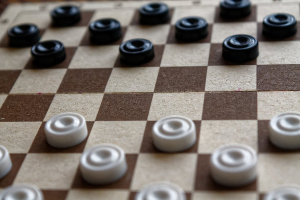 在棋盘上的跳棋准备玩。游戏的概念。棋盘游戏。的爱好。在游戏场上进行的跳棋。图片下载
