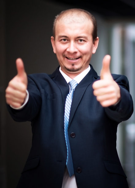 城市里的快乐商人竖起大拇指图片下载