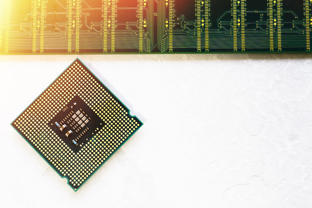 一个带有处理器的电子电路板的特写。图片下载
