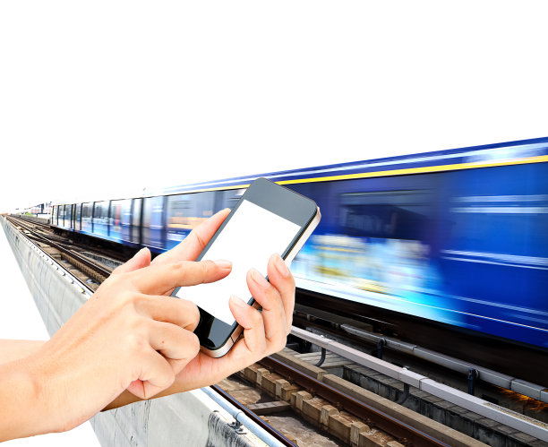 高速列车上的女性手持手机或手机触摸屏。图片下载