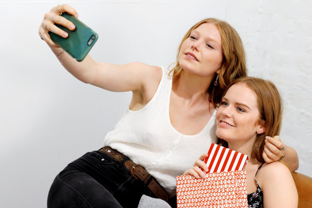 两个女孩在自拍大笑图片下载