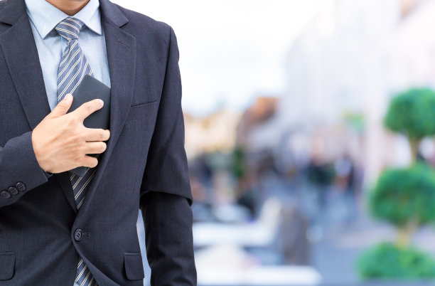 孤立的商人在街上拿着智能手机图片下载