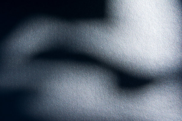 银色纹理下的阴影与蓝色梯度。银色纹理与阴影纹理背景。暗银色的质感图片下载