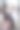 一名女子在公交车站候车。图片下载