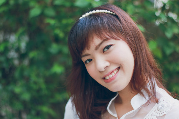 特写年轻漂亮的亚洲女人与户外场景。图片下载