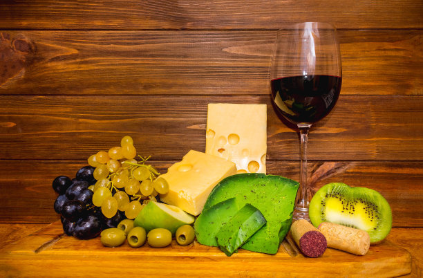 葡萄酒和葡萄的木制背景图片下载