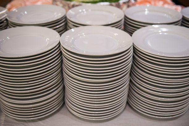 装盘或清洗盘子。为聚会堆叠的一排图片下载