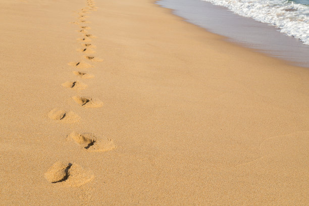 沙滩上的脚印，极限旅游图片下载