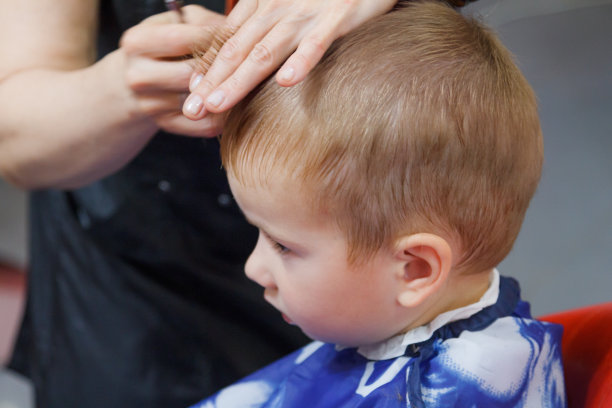 小男孩在理发店里图片下载