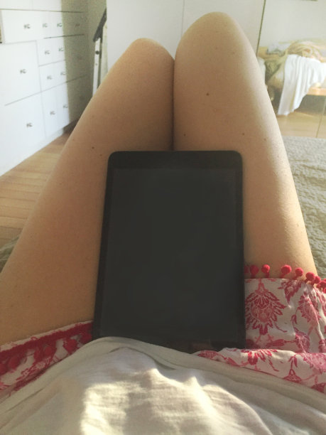 卧室腿上的写字板图片下载